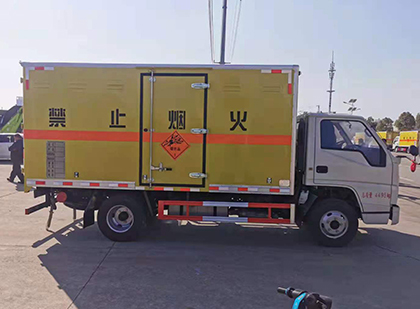 南明爆破器材运输车工人安全操作规范与智能技术保障